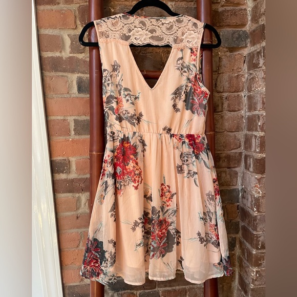 Beautiful floral Flowy dress - Vero Moda - Size Medium - Picture 3 of 5